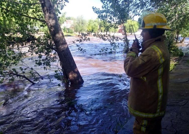 
    Operativo. Desde Defensa Civil aseguraron que el agua pasó por arriba de los puentes.
   