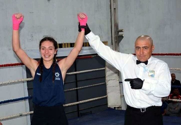 
Desde el este. Llegó la nueva campeón en 57 kg, Maira Jabdor. | Gentileza / Federación Mendocina de Box
   