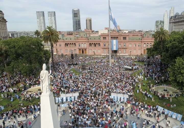 
    Miles de personas concurrieron a la Plaza de Mayo para poder despedir a Macri a días de dejar la presidencia. - Gentileza / Clarín
   