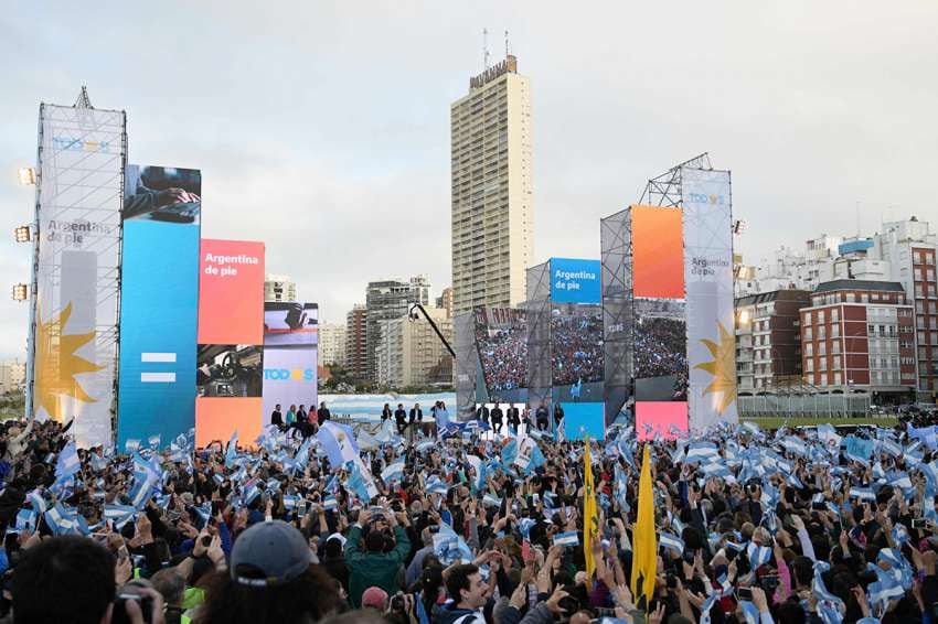 
Clásico del verano. La fórmula del Frente de Todos clausuró en la rambla marplatense | AFP
   