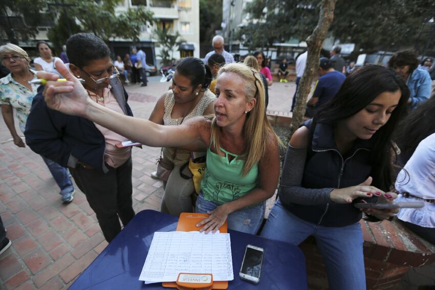 
Ayer se reclutaban voluntarios para buscar la ayuda. | AP
   