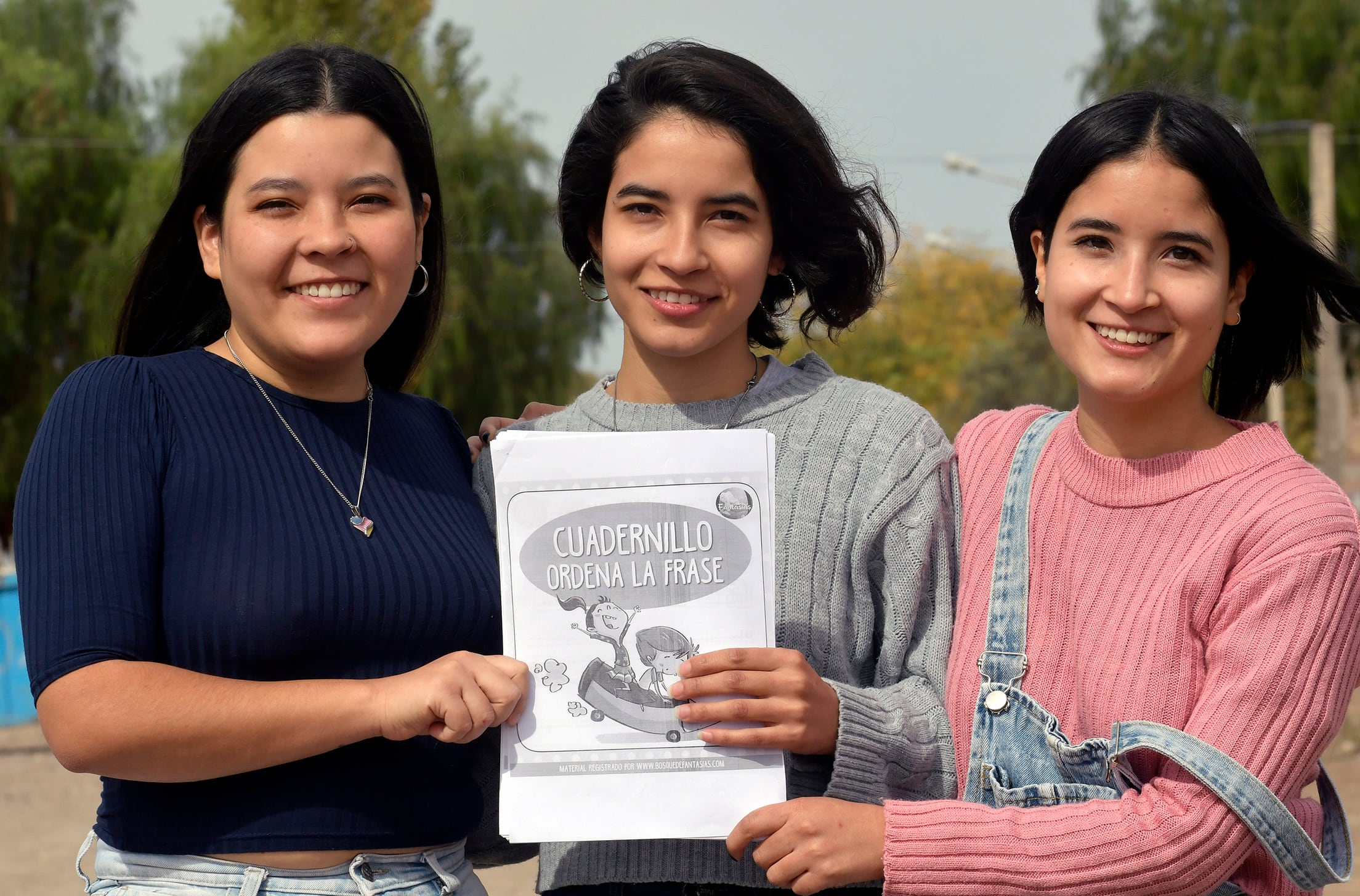 Nerina, Oriana y Giuliana Romero en la entrada al comedor. Foto: Orlando Pelichotti/ Los Andes