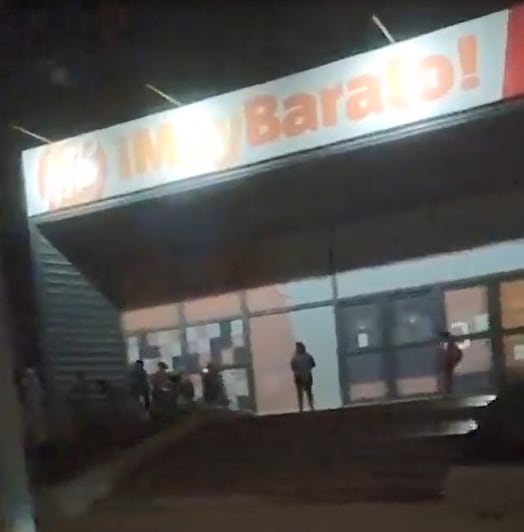 Videos: saquearon una carnicería e intentaron entrar a supermercados y más de 12 comercios en Río Cuarto. Foto: Captura Video