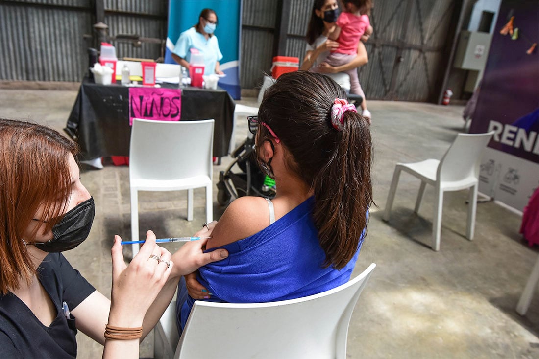 Muchos de los voluntarios que fueron inoculados con placebos experimentaron síntomas similares a quienes recibieron la vacuna real