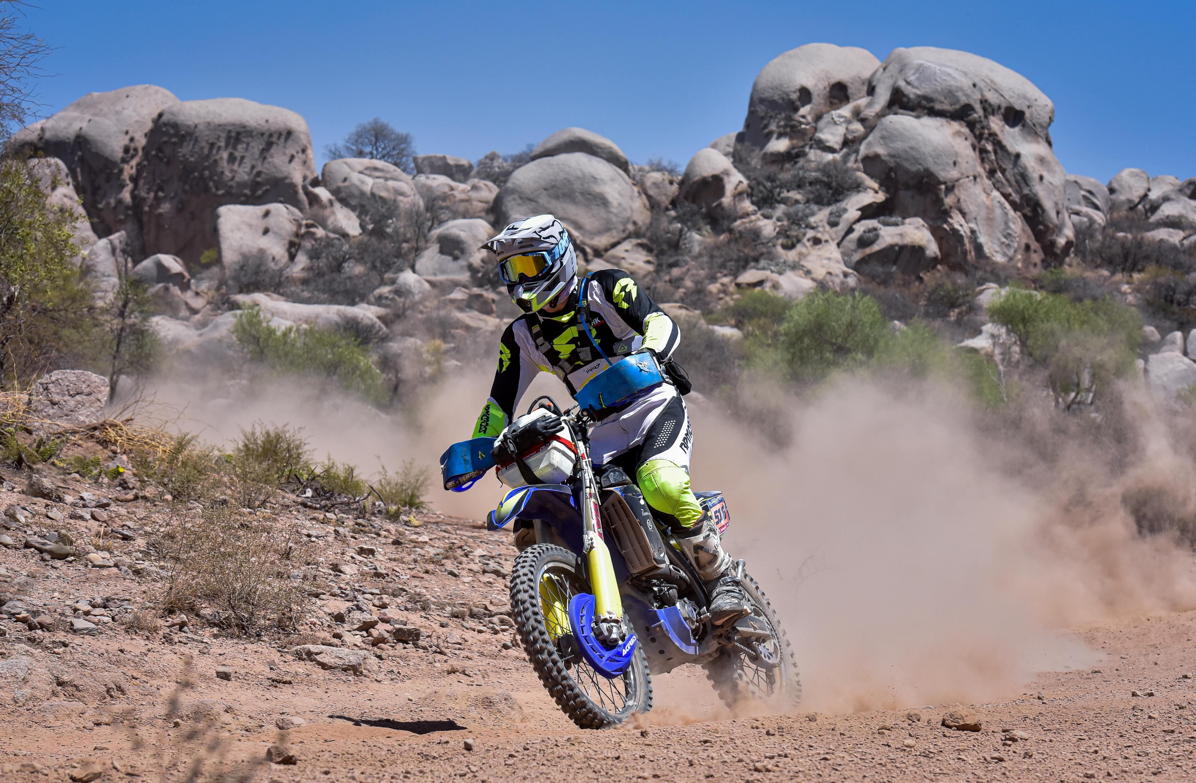 Julián Sanchez logró el segundo puesto en Enduro Moto y pudo coronarse campeón en la temporada 2023 del Canav. Gustavo Milutín, por su parte, se quedó con el tercer puesto en la carrera y en el campeonato. / Gentileza.