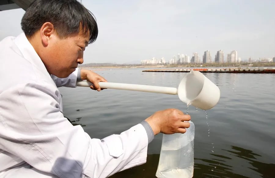 Un investigador toma una muestra de agua en Seúl, Corea del Sur, para realizar un control de radiactividad, en una imagen de archivo. EFE/YONHAP