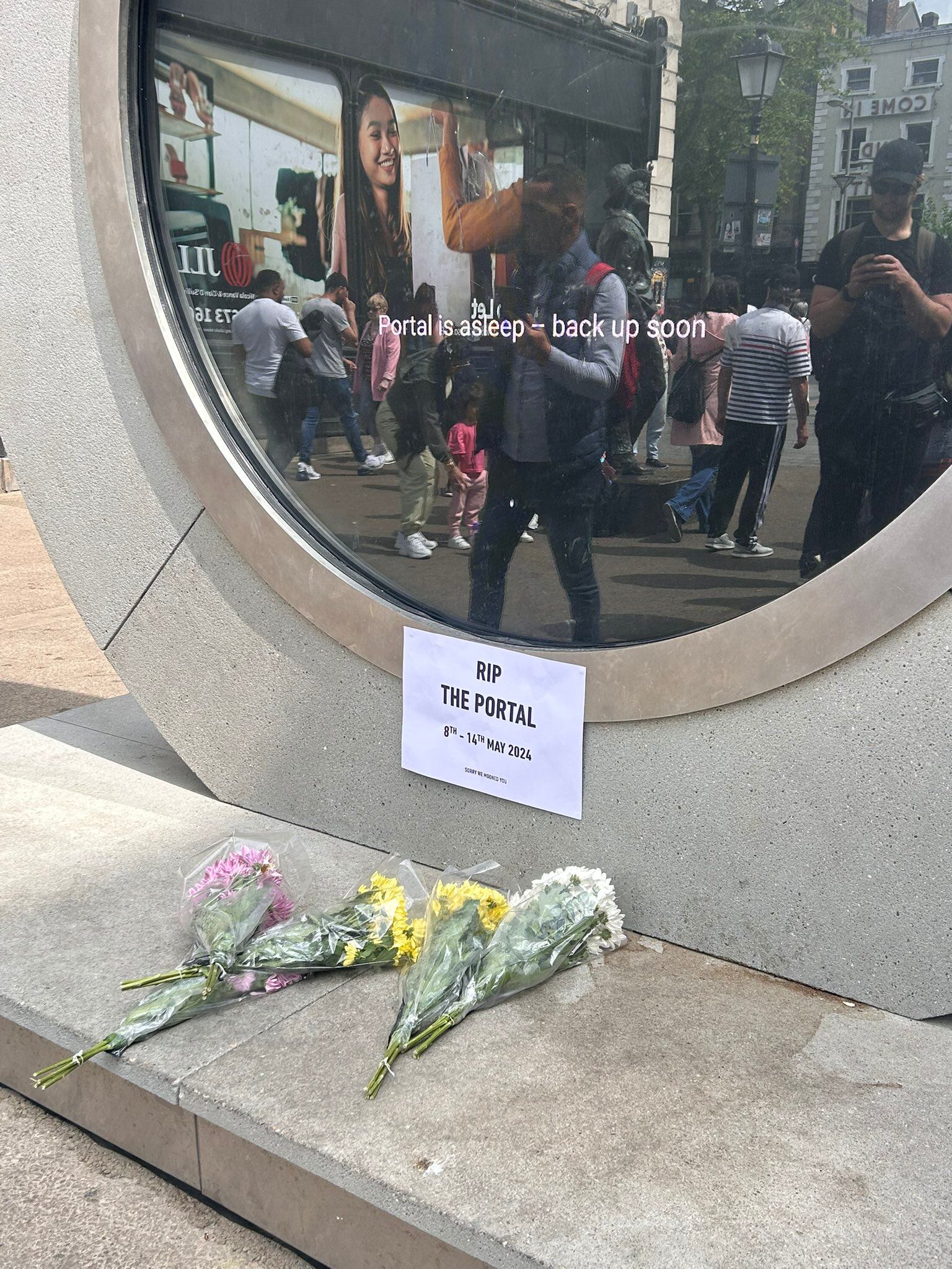 Ciudadanos realizaron un altar improvisado tras el cierre del portal entre Dublín y Nueva York. Foto: X / Redes Sociales.