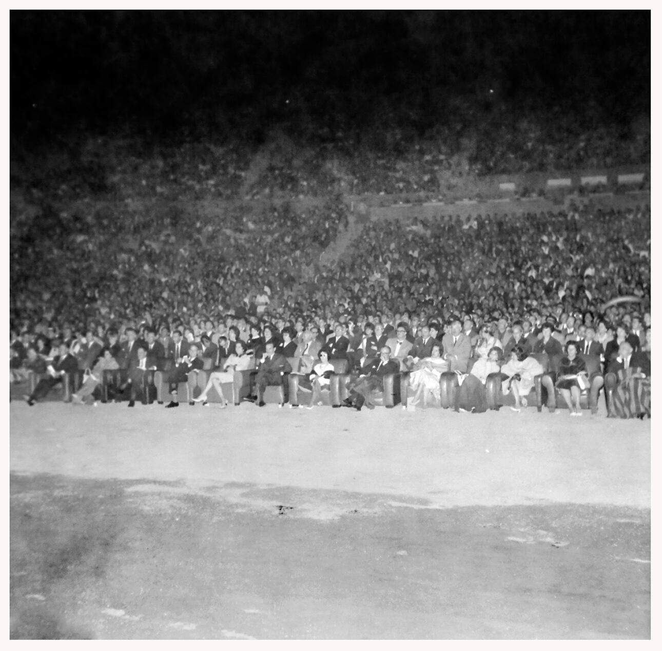 Las distancias que debían recorrer los actores y bailarines era importante. Años después se amplío el sector de gradas y realizó la gran fuente central.
Fotografía inédita del Archivo General de la Provincia de Mendoza
