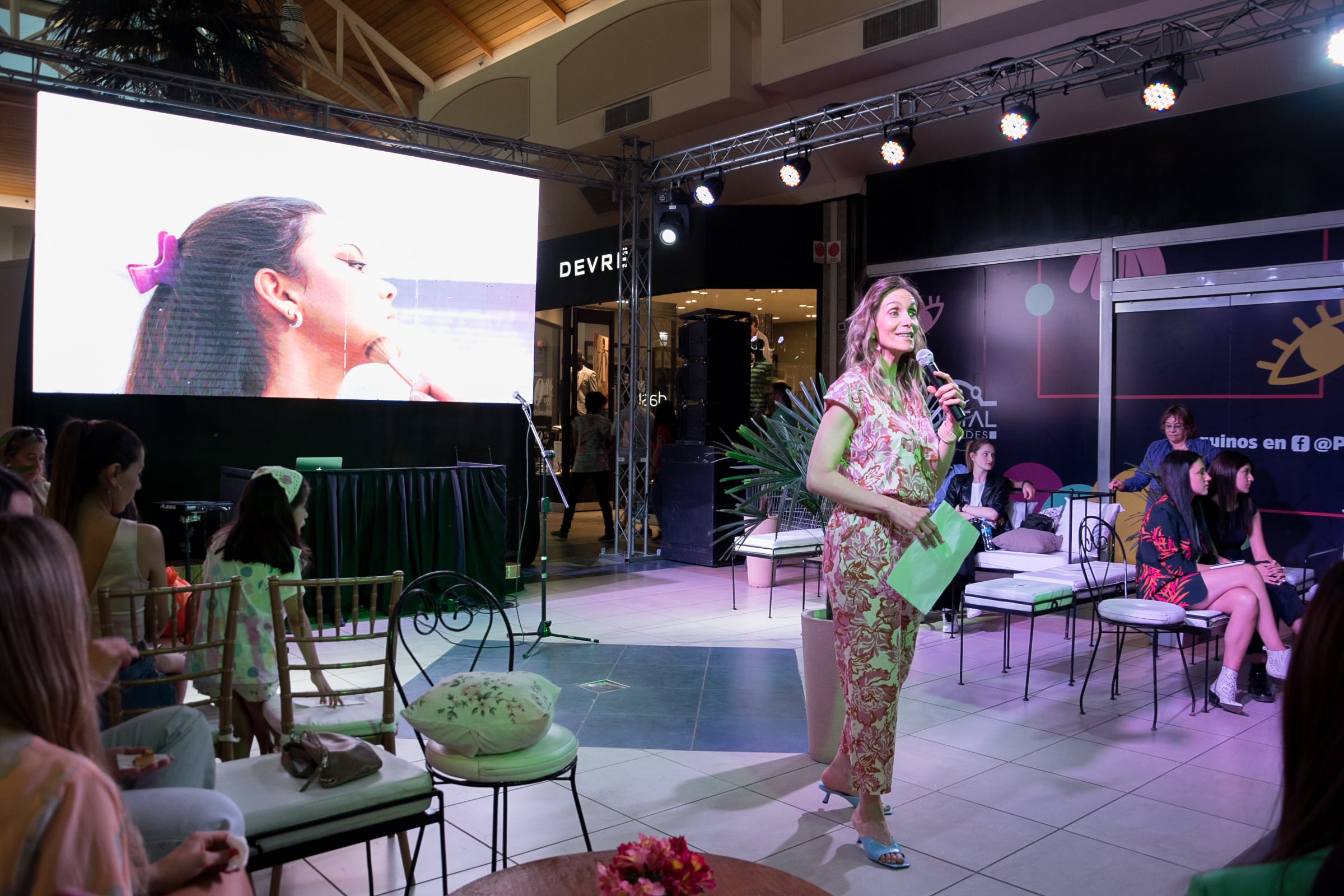 La conductora Mariana Di Leo dando la bienvenida en un evento de Portal Los Andes (Imagen de Archivo) 
PH: Romi Abel