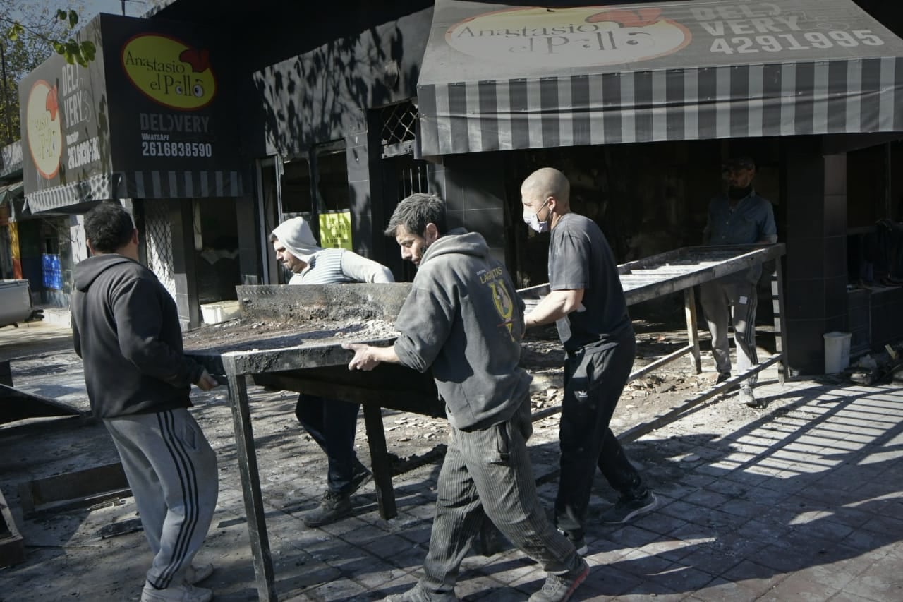 Los empleados estuvieron esta mañana trabajando en el lugar. Orlando Pelichotti / Los Andes