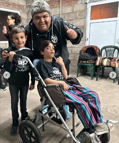 Santiago y Felipe en una peña folklórica. Foto: Instagram.