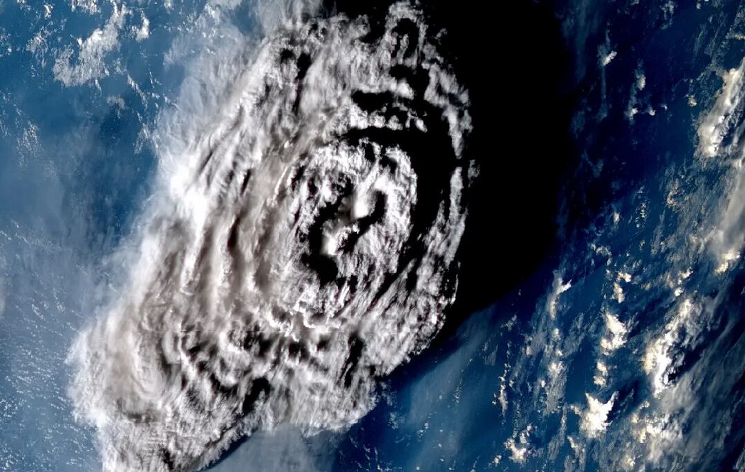 Un estudio reveló que la erupción de un volcán en Oceanía a principios de año provocó latidos en la Tierra por horas.