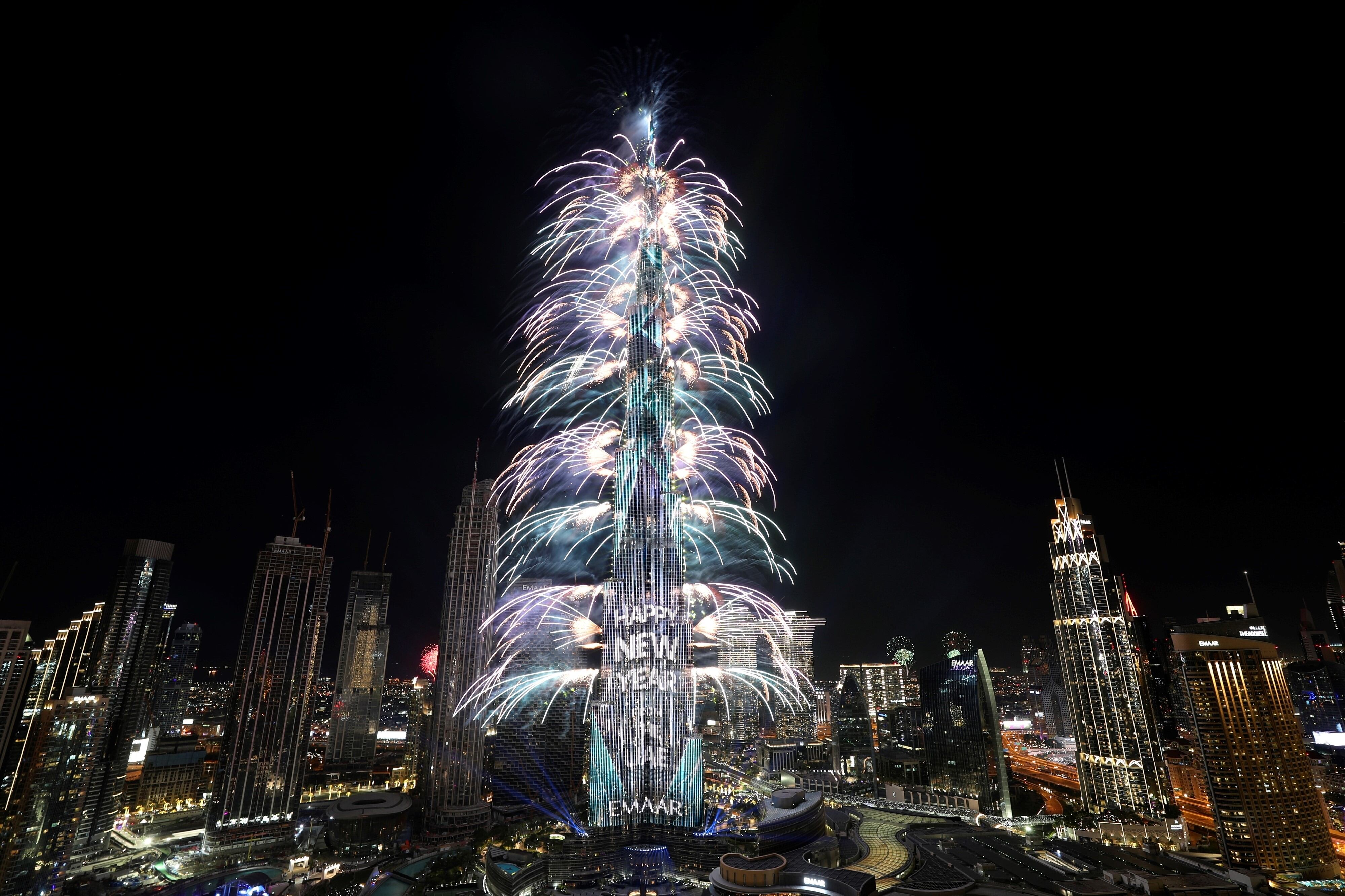 Los fuegos artificiales explotan en el Burj Khalifa, el edificio más alto del mundo, durante la celebración de la víspera de Año Nuevo en Dubai, Emiratos Árabes Unidos.