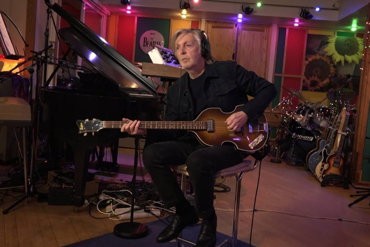 Paul McCartney, durante la producción de "Now and Then", la última canción de los Beatles. (Disney+)