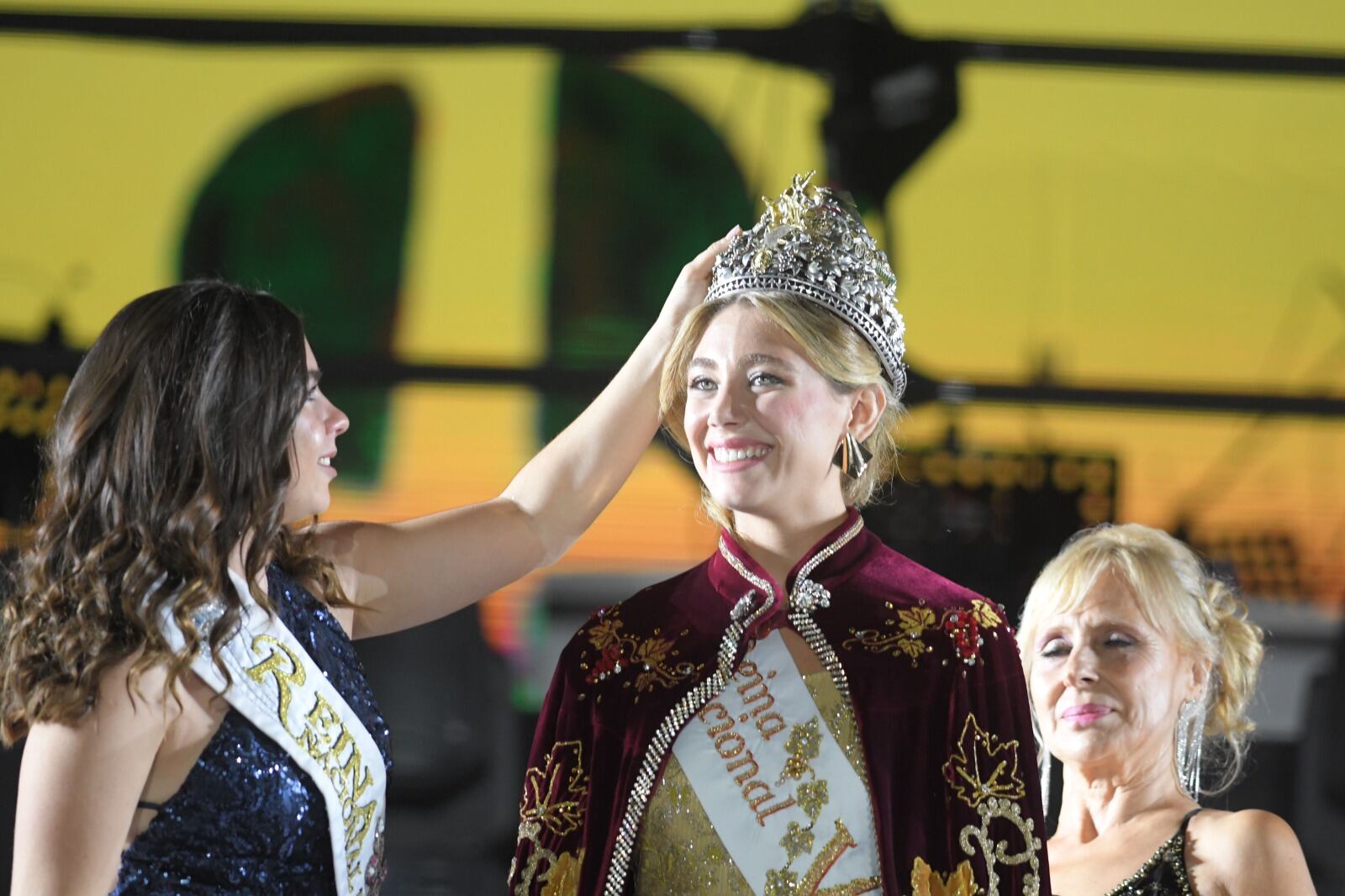 Agostina Saua representante de Ciudad de Mendoza, se coronó Reina Nacional de la Vendimia 2024 y lleva por primera vez la corona al departamento. Foto: Ignacio Blanco / Los Andes