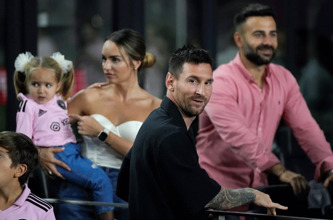 Por lesión, Messi vio la final del miércoles desde un palco. 