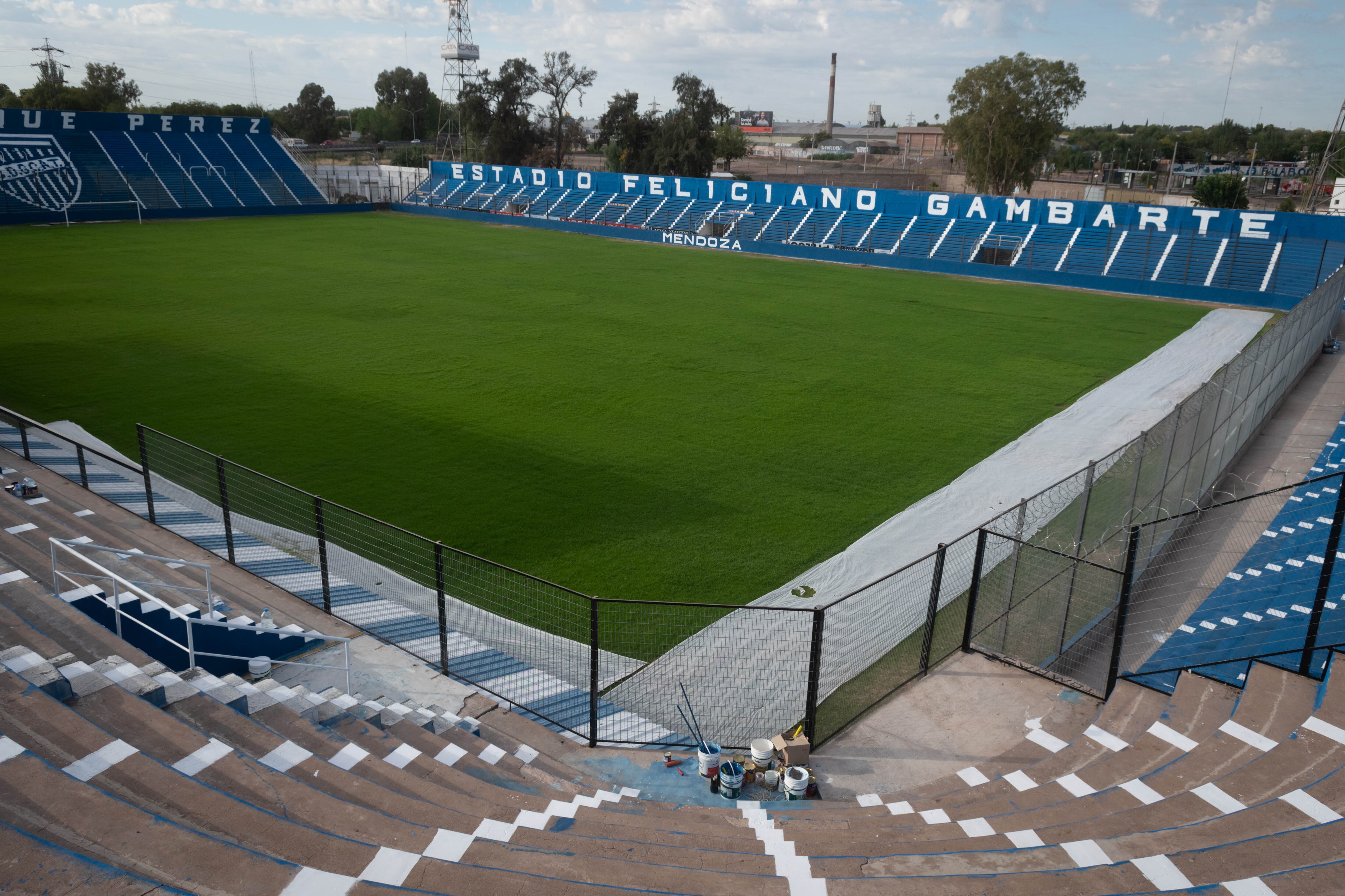 Continúan los trabajos de restauración del estadio Gambarte, del Club Deportivo Godoy Cruz Antonio Tomba