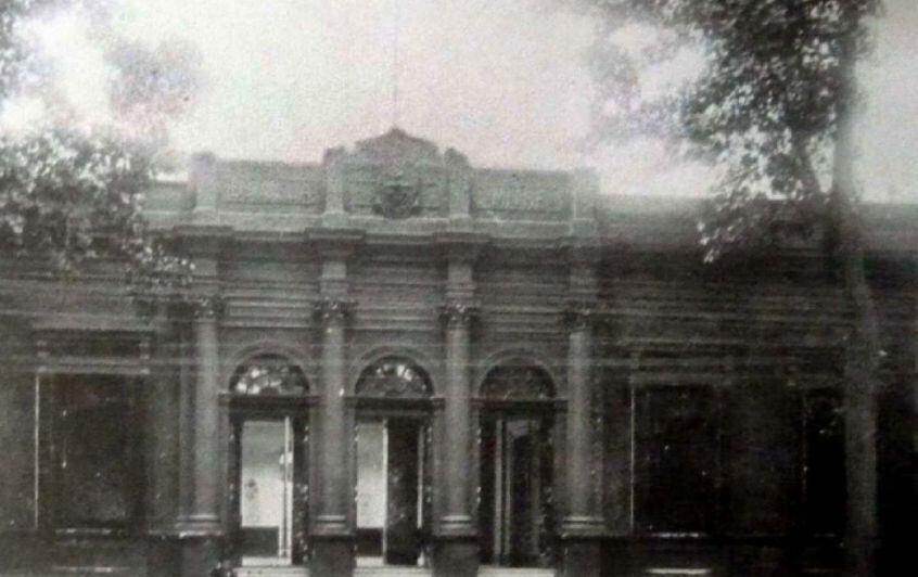 
    De 1906. Imagen de la antigua escuela Mitre, tal como se veía a principios del siglo XX. El establecimiento fue recuperado en 2011.
   