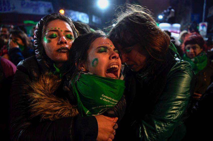 
Foto: AFP | Activistas a favor de la legalización del aborto se consuelan fuera del Congreso Nacional en Buenos Aires, el 9 de agosto de 2018, luego de que los senadores rechazaran el proyecto.
   