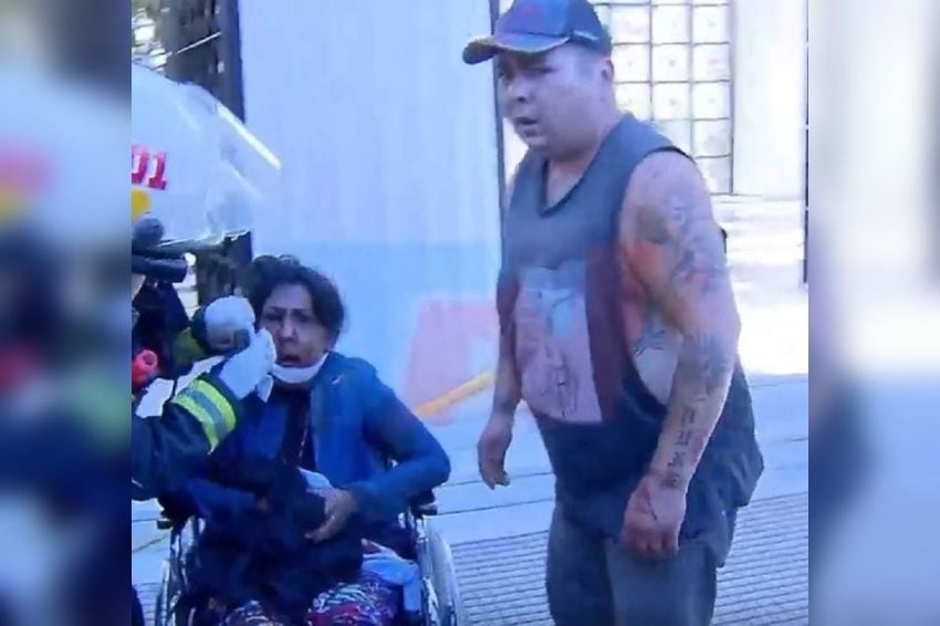 
    La mujer se había disfrazado para pasar desapercibida en el cementerio de Recoleta.
   