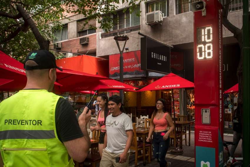 
Comunicación. Las torres poseen cámaras, un botón de pánico y un intercomunicador con el centro de monitoreo de la ciudad. | Orlando Pelichotti / Los Andes
   