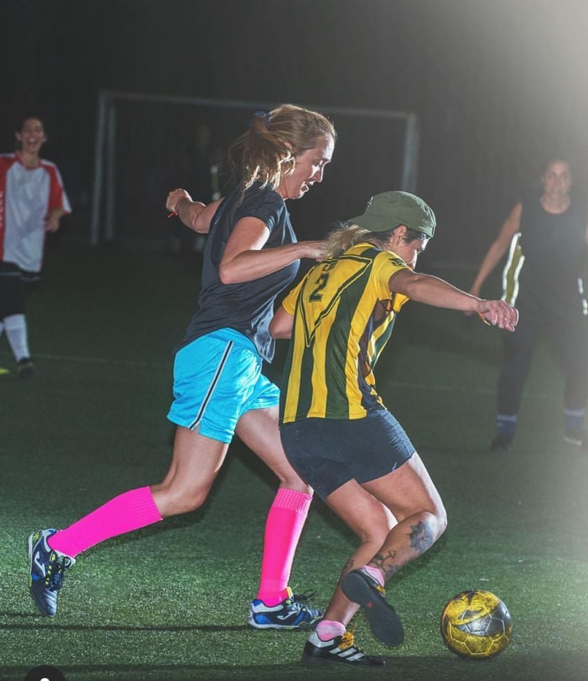 
En la cancha. Sagasti jugó un partido de fútbol femenino. | Los Andes
   