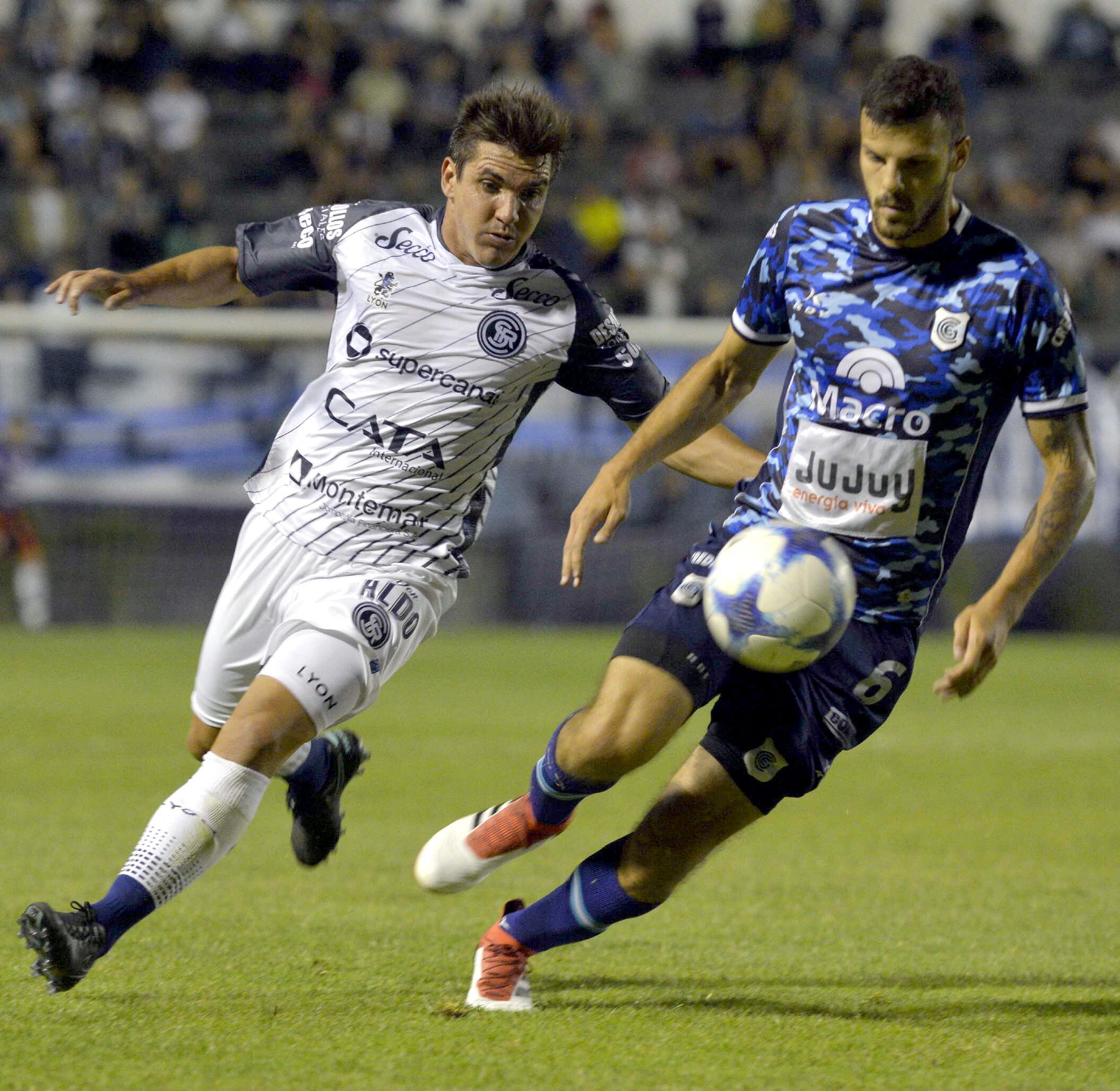 Otros tiempos:  Ignacio Irañeta intenta quitarle el balón a Patricio Matricardi. | Foto: archivo Los Andes