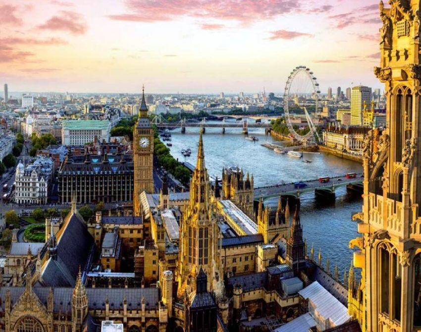 
    El río Támesis atraviesa el centro de la capital inglesa. Londres es la preferida entre las europeas.
   