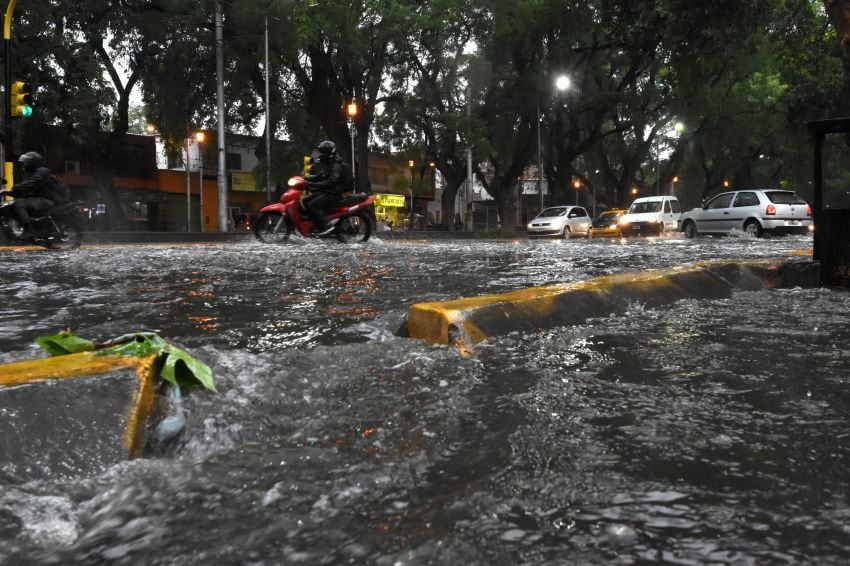 
Calle anegadas en diversos puntos del Gran Mendoza. | Gustavo Rogé / Los Andes
   