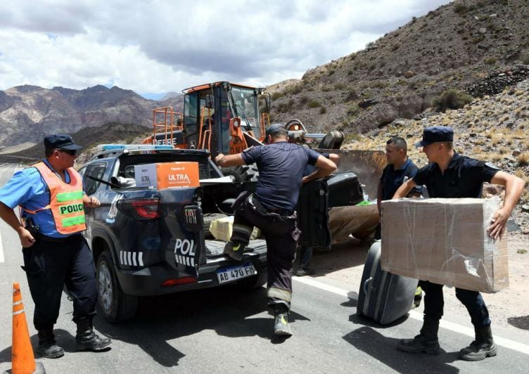 
Operativo a cargo del Comite de Crisis de Alta Montaña, recuperando pertenencias de las víctimas. | José Gutiérrez / Los Andes
   