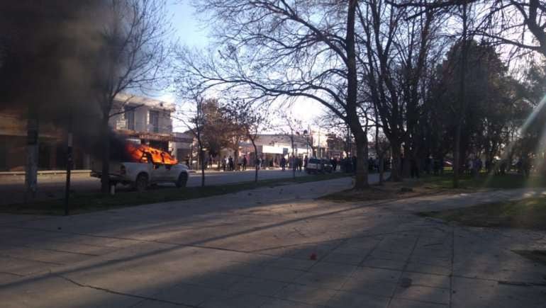 
Un auto quemado tras los disturbios.  | Gentileza La Mañana de Neuquén.
   