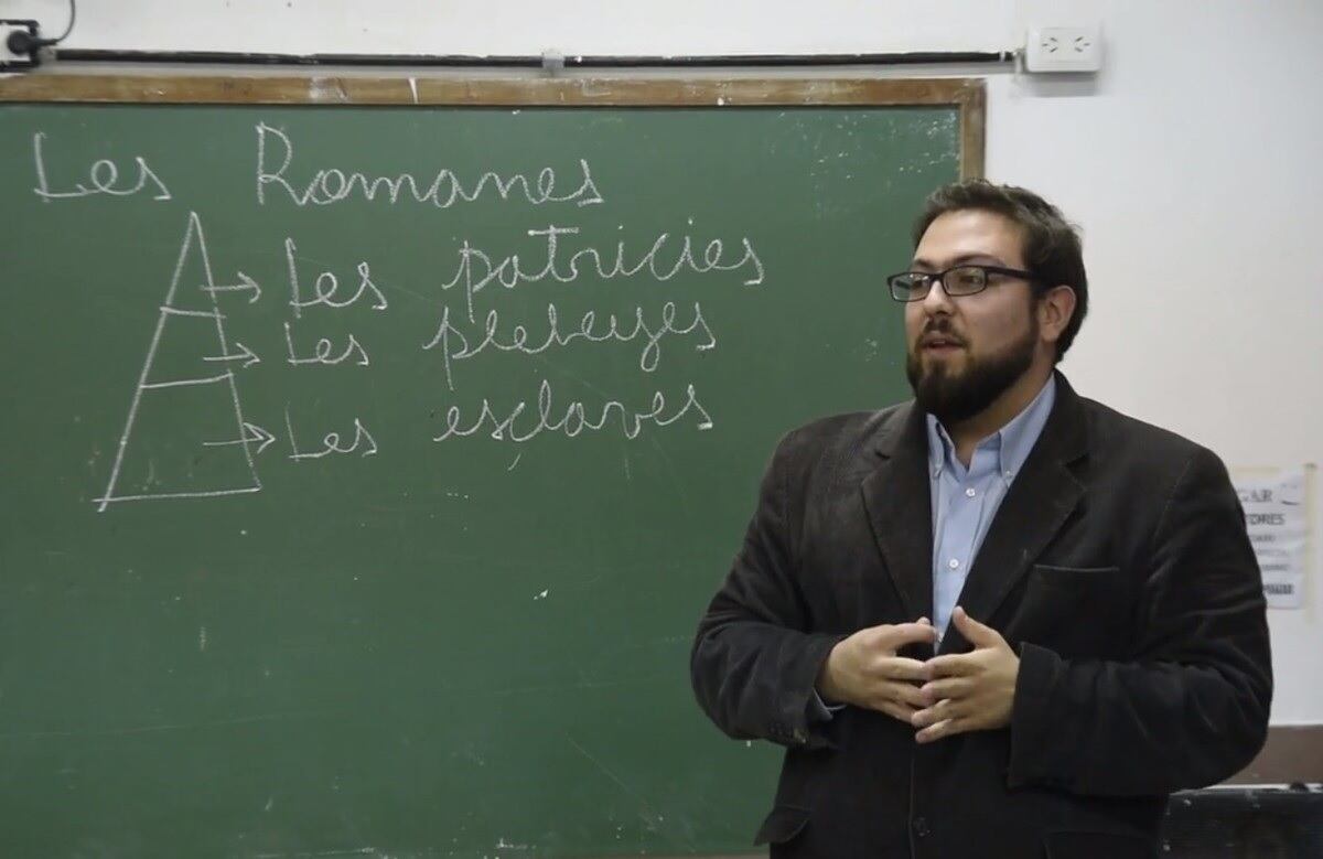 "Les romanes": así enseña un profesor de Historia con lenguaje inclusivo