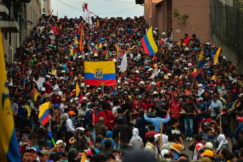 
Foto: AFP | Miles de ecuatorianos marchan en Quito.
   