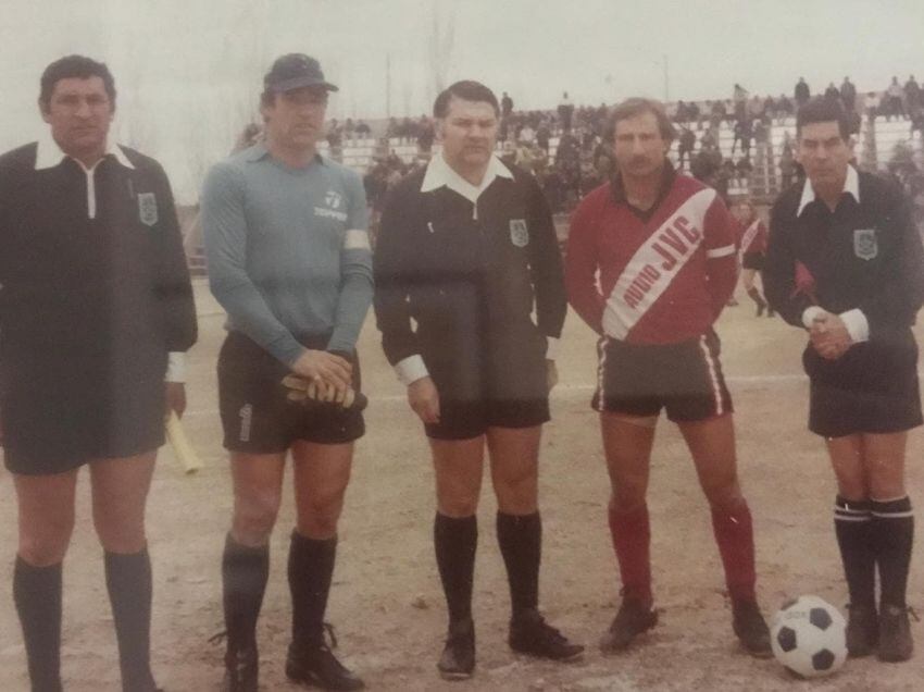 
Glorias. Junto al “Gringo” Reggi y la terna arbitral, en la previa de un sorteo como capitanes.
