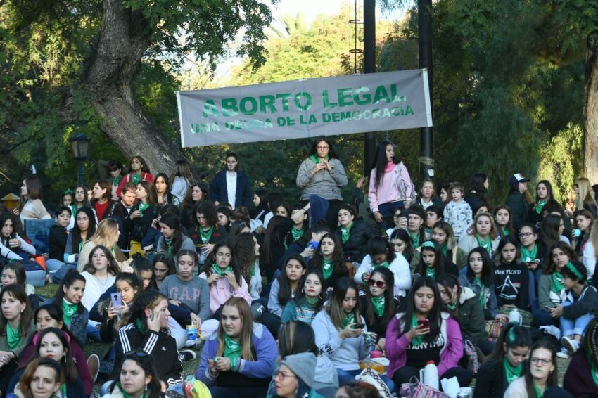 
Los pañuelos verdes inundaron plaza Independencia en Mendoza | Marcelo Rolland / Los Andes
   