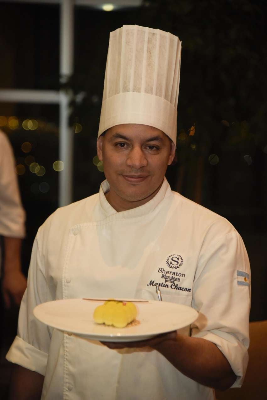 
    El chef ejecutivo del hotel, Martín Chacón, sorprende en cada edición con exquisitos sabores.
   