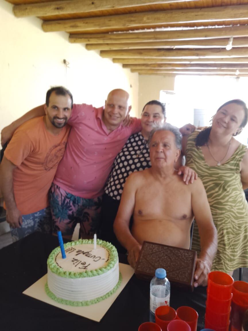 El padre (al centro y sin remera), en una foto familiar con sus hijos: Fernando, Sebastián, Natalia y Mariana.