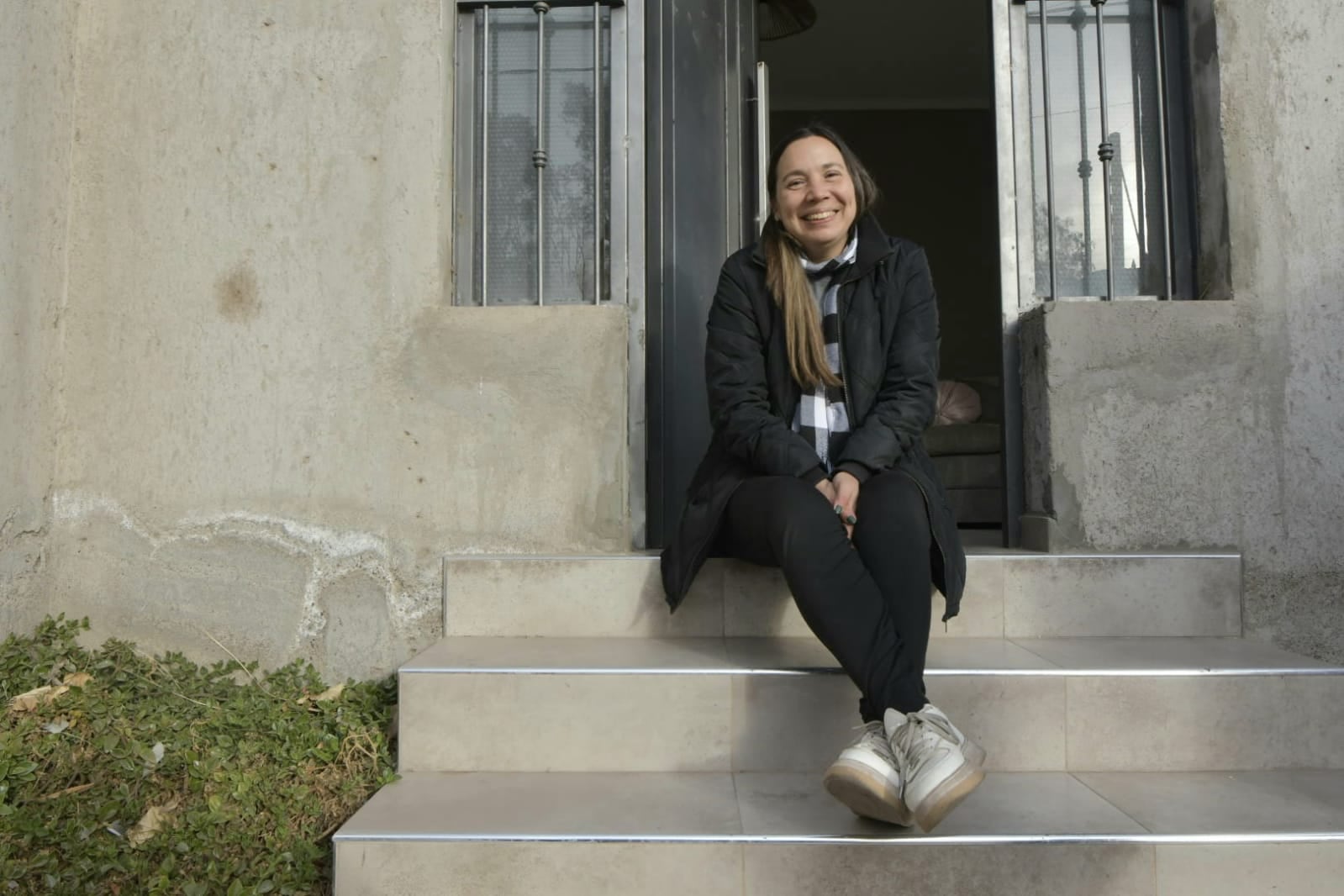 Soledad, la mujer que encontró y cuidó a la beba abandonada en Ciudad. | Foto: Orlando Pelichotti / Los Andes