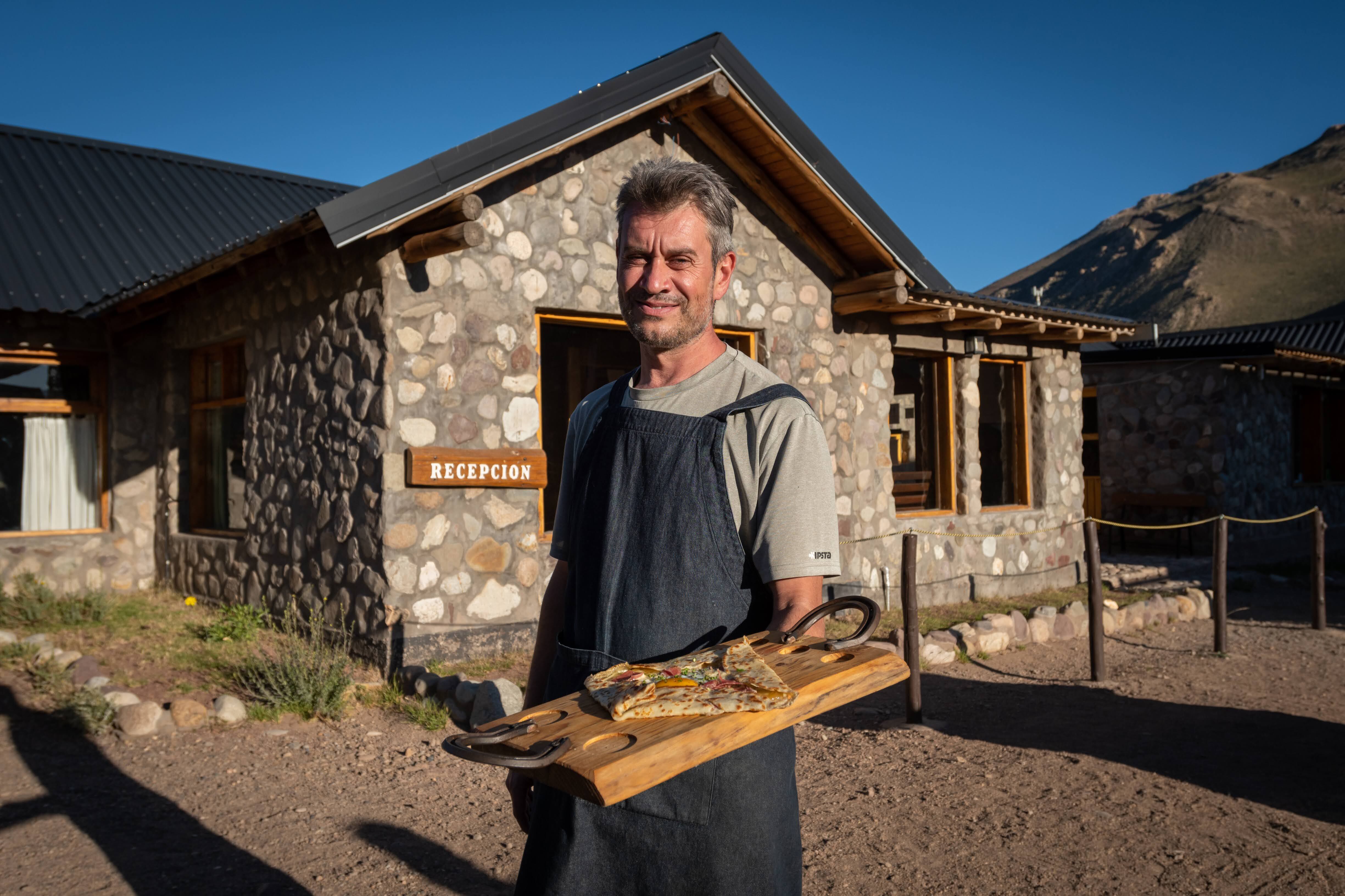 Ivan Prieto propietario de La Taberna de Los Molles. Es un bar de tapas, donde se pueden disfrutar las más ricas comidas mediterráneas, elaboradas con ingredientes regionales.