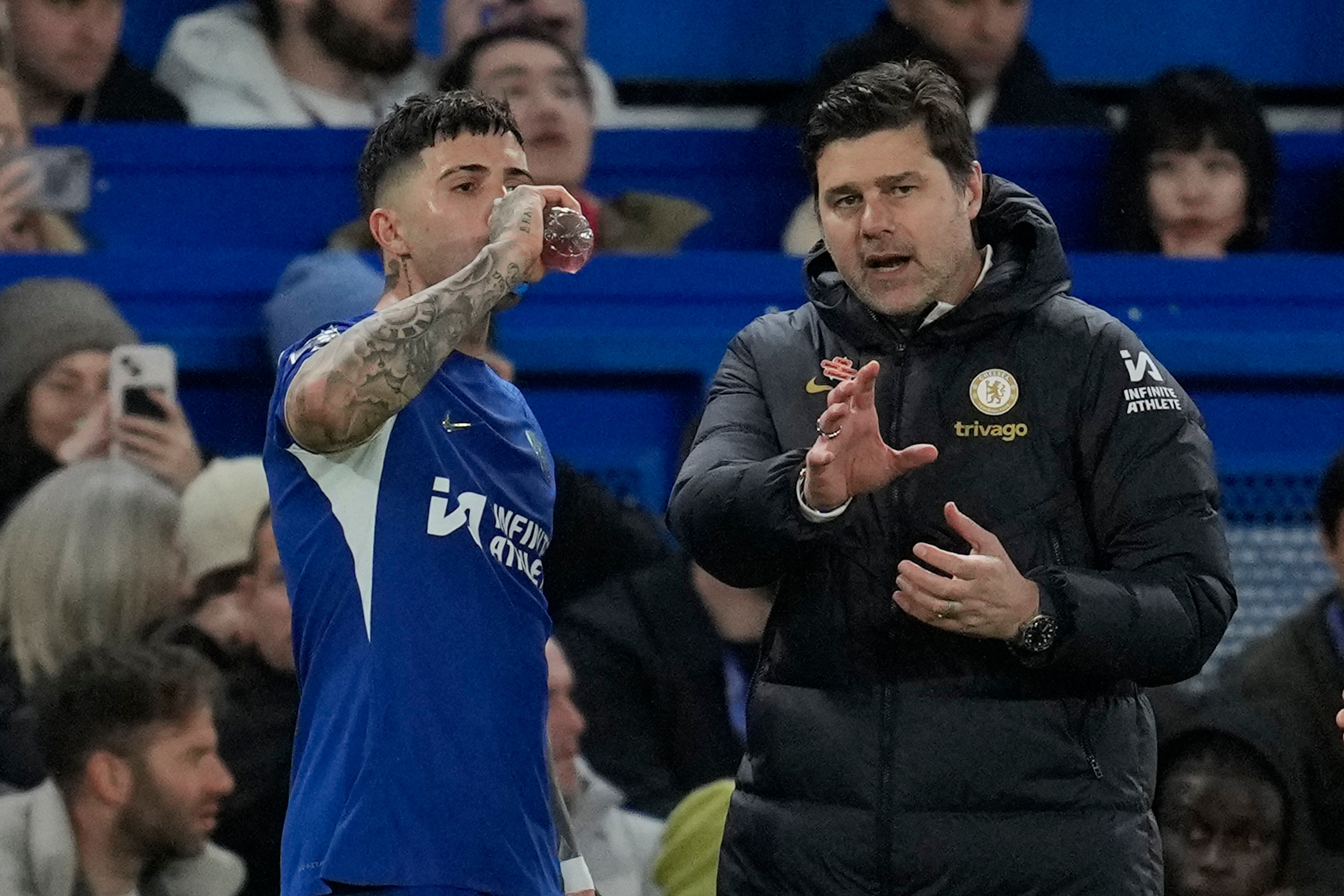 El entrenador del Chelsea, Mauricio Pochettino (derecha), da instrucciones a Enzo Fernández durante un partido de la Premier League contra el Manchester United, en Stamford Bridge, Londres, el 4 de abril de 2024. (AP Foto/Kin Cheung)