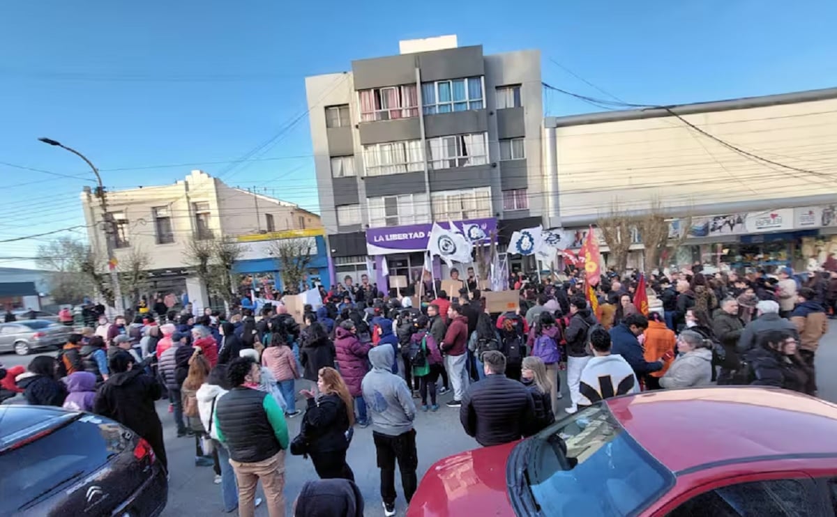 Martín Menem inauguró una sede de la LLA en medio de una fuerte protesta de estudiantes. (Foto: La Nación)