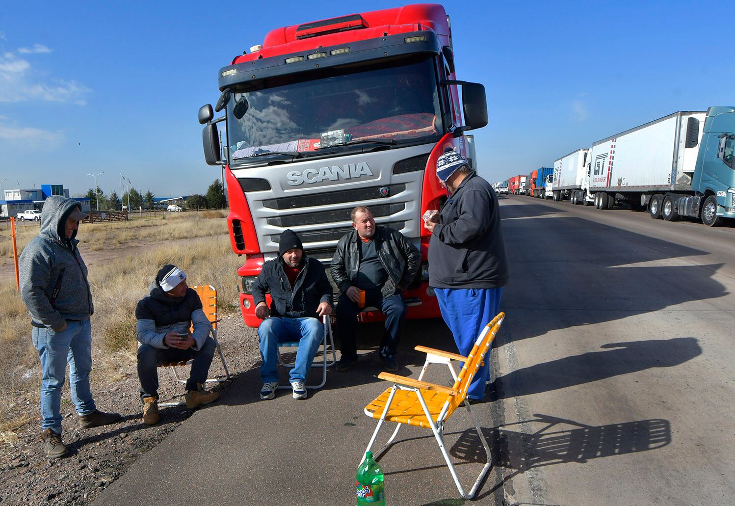 Edison da Silva, Lázaro Santos, Eduardo y Carlos Goncalves y José Serra son brasileños y esperan desde ayer. Foto: Orlando Pelichotti / Los Andes