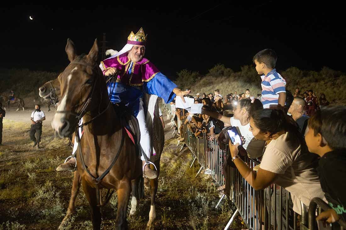 En la tradicional cabalgata de los Reyes Magos, Melchor, Gaspar y Baltazar y recibieron las cartas de los niños, donde
La caravana recorrió los barrios de Godoy Cruz. Foto: Ignacio Blanco