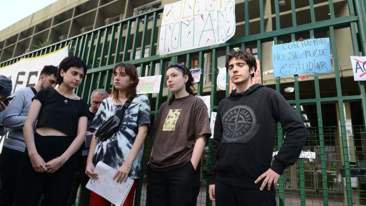 Toma del colegio Lengüitas en Buenos Aires. / Foto: Clarín