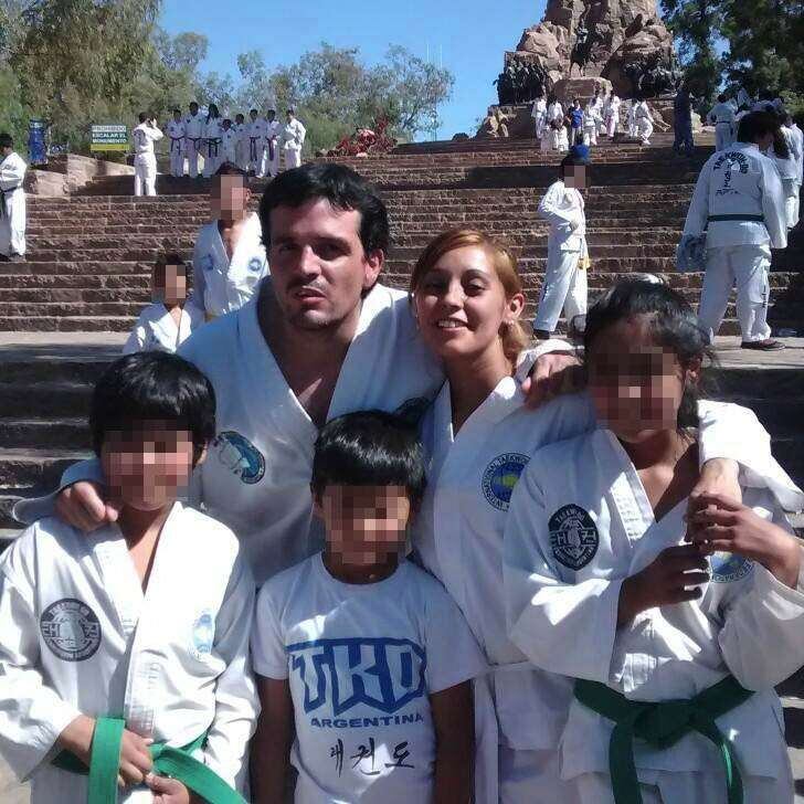 
    Otros tiempos. El acusado y Claudia, su pareja, en una jornada de taekwondo.
   