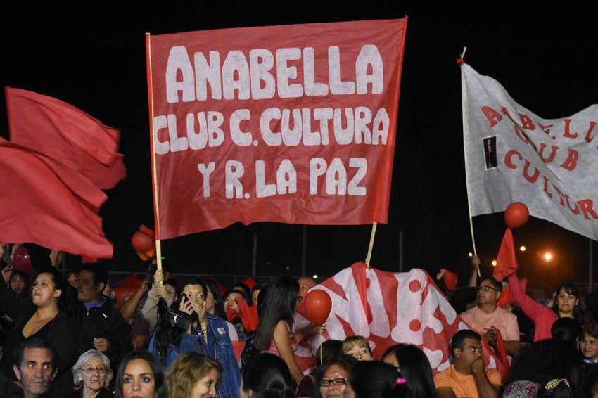 
Hinchada. La nueva soberana fue alentada por sus vecinos. | Mariana Villa / Los Andes
   