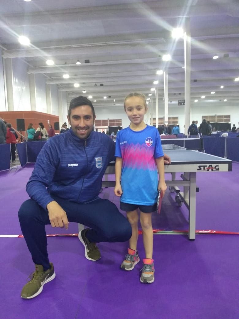 
Orgulloso. El entrenador ‘Fran’ Piruzo junto a Teresita, la campeona sanrafaelina. | Gentileza
   