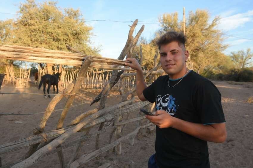 
Todo listo. El joven vuelve al puesto lavallino en el que vive y se dispone a hacer la tarea.  | José Gutiérrez / Los Andes
   