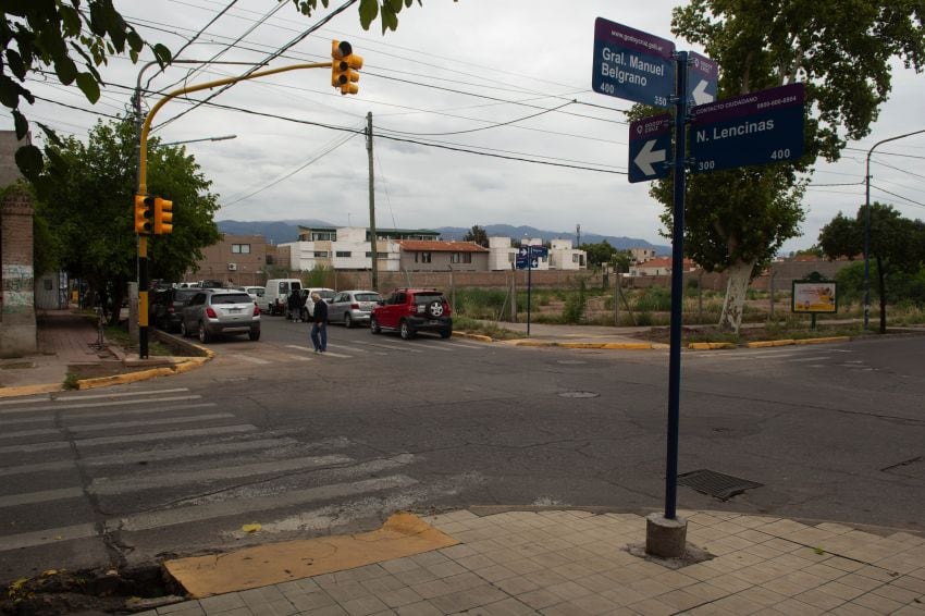 
La municipalidad de Godoy Cruz ya ha instalado semáforos para evitar accidentes futuros. | Ignacio Blanco / Los Andes
   