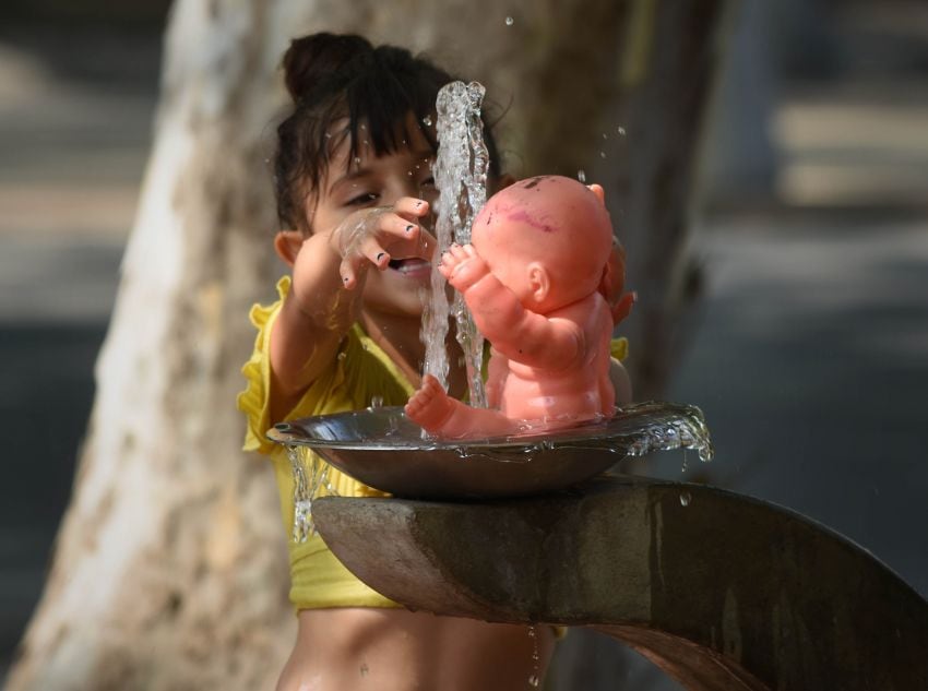 
Bebedero multifunción. La pequeña Sofía Míguez aprovechó para bañar a su muñeca Lala. | Gustavo Rogé / Los Andes
   